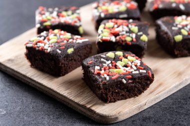 Siyah arka planda Noel brovnisi