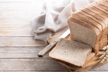 Köy ahşap masa üzerinde sağlıklı ekmek dilimleri