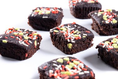 Beyaz arka planda izole edilmiş Noel brownisi