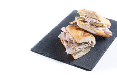 Beyaz arkaplanda geleneksel Küba sandviçi