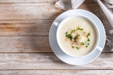 Karnabahar çorbası ahşap masada kasede. Üst Manzara. Boşluğu kopyala