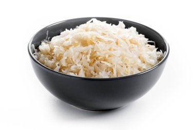 Beyaz arka plan üzerinde izole bir kasede lahana turşusu