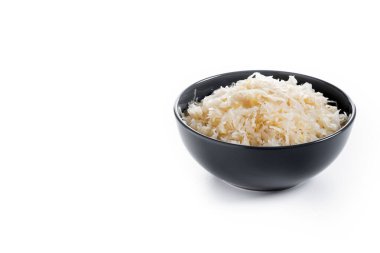 Beyaz arka planda izole edilmiş bir kasede lahana turşusu. Boşluğu kopyala