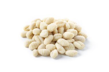 Beyaz arka planda izole edilmiş lezzetli ham gnocchi.