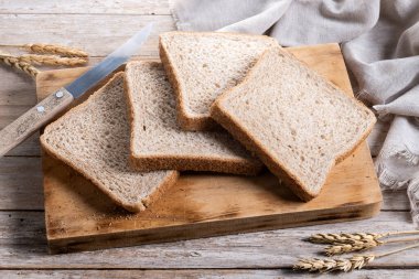 Tahta masadaki sağlıklı ekmek dilimleri.