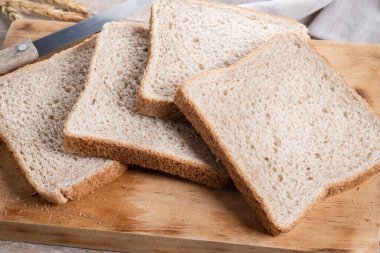 Tahta masadaki sağlıklı ekmek dilimleri.