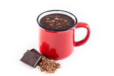 Kırmızı bardakta sıcak çikolata içeceği beyaz arka planda izole edilmiş.