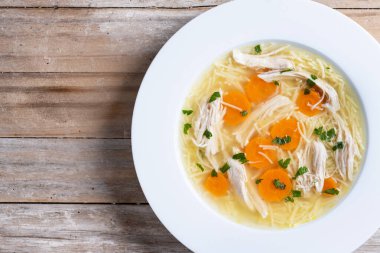 Beyaz arka planda izole edilmiş kırmızı bardakta sıcak çikolata içeceği. Üst Manzara. Boşluğu kopyala