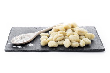 Beyaz arka planda izole edilmiş lezzetli ham gnocchi.