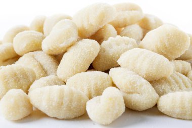 Beyaz arka planda izole edilmiş lezzetli çiğ gnocchi. Kapat.