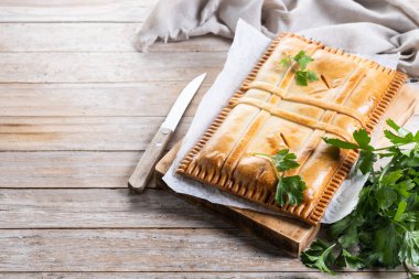 Tahta masada ton balıklı turta (empanada gallega). Geleneksel İspanyol yemekleri. Boşluğu kopyala