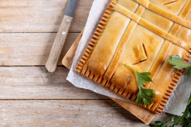 Tahta masada ton balıklı turta (empanada gallega). Geleneksel İspanyol yemekleri. Üst Manzara. Boşluğu kopyala