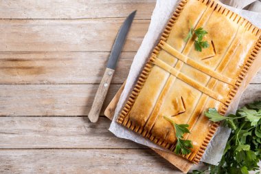 Tahta masada ton balıklı turta (empanada gallega). Geleneksel İspanyol yemekleri. Üst Manzara. Boşluğu kopyala