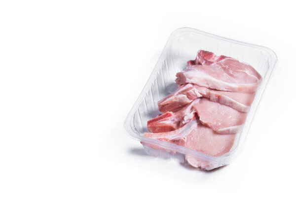  Свежий сырой свиные отбивные упаковки изолированы на белом фоне. Копирование пространства