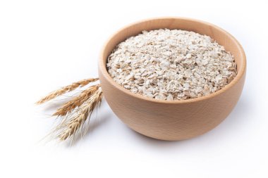 Yuvarlanmış yulaf, sağlıklı kahvaltı gevreği kasede yulaf ezmesi beyaz arka planda izole edilmiş.