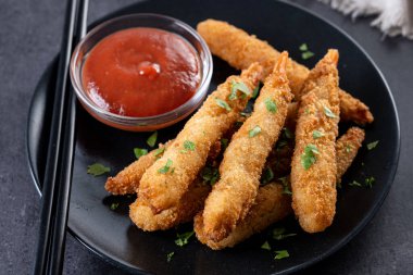 Siyah arkaplandaki torpido karidesleri