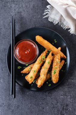 Siyah arkaplandaki torpido karidesleri