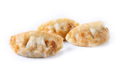 Kızarmış hamur tatlısı, beyaz arka planda izole edilmiş.