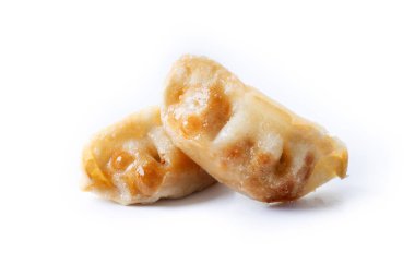 Kızarmış hamur tatlısı, beyaz arka planda izole edilmiş.