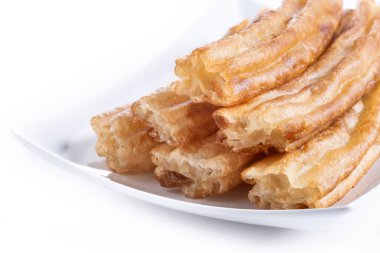 İspanyol Churros. Geleneksel İspanyol yemekleri beyaz arkaplanda izole edilmiş