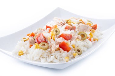 Beyaz arka planda domates, mısır, zeytin ve ton balıklı pirinç salatası.