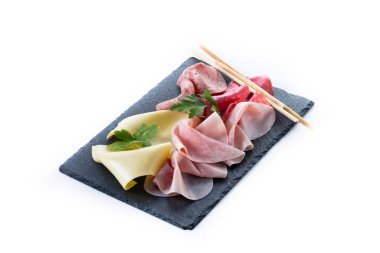 Taze pişmemiş domuz pirzolası paketi beyaz arka planda izole edilmiş.