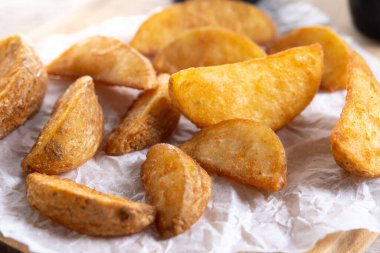 Beyaz arka planda izole edilmiş soslu kızarmış patates dilimleri.