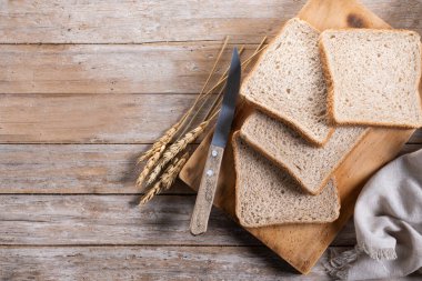 Tahta masadaki sağlıklı ekmek dilimleri.