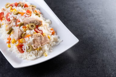 Domates, mısır, zeytin ve ton balıklı pirinç salatası. Boşluğu kopyala