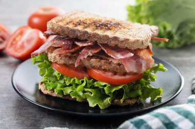 Salatalı ve domatesli pastırmalı sandviç.