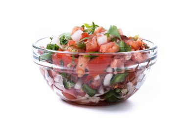 Beyaz arkaplanda izole edilmiş Pico de Gallo sosu