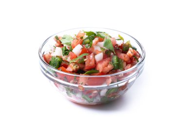 Beyaz arkaplanda izole edilmiş Pico de Gallo sosu