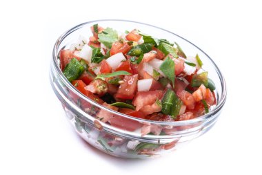 Beyaz arkaplanda izole edilmiş Pico de Gallo sosu