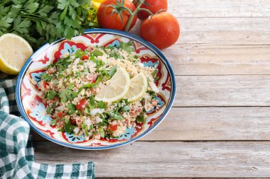 Tahta masadaki kuskus salatası.