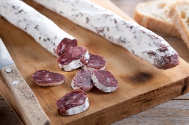 Fuet. Ahşap masada kurutulmuş sosis.