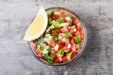 Pico de Gallo sosu ahşap masada. Üst görünüm