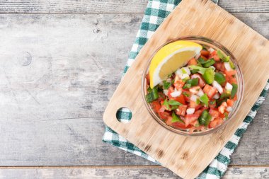 Pico de Gallo sosu ahşap masada. Üst Manzara. Boşluğu kopyala