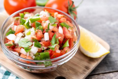 Pico de Gallo sosu ahşap masada.