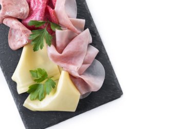 Beyaz arka planda izole edilmiş taze et parçaları. Üst Manzara. Boşluğu kopyala