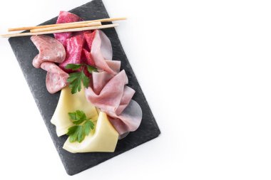 Beyaz arka planda izole edilmiş taze et parçaları. Üst Manzara. Boşluğu kopyala