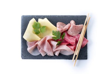 Beyaz arkaplanda taze et parçaları izole edildi