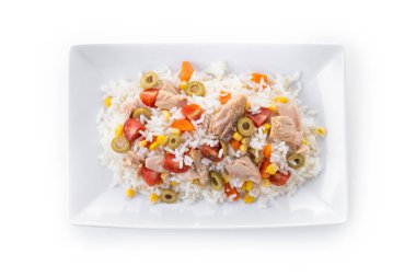 Beyaz arka planda domates, mısır, zeytin ve ton balıklı pirinç salatası.