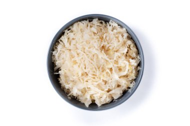 Beyaz arka plan üzerinde izole bir kasede lahana turşusu