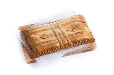 Beyaz arkaplanda izole edilmiş ton balığı turtası (empanada gallega)