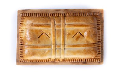 Beyaz arkaplanda izole edilmiş ton balığı turtası (empanada gallega)