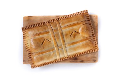 Beyaz arkaplanda izole edilmiş ton balığı turtası (empanada gallega)