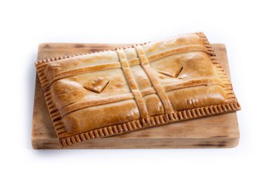 Beyaz arkaplanda izole edilmiş ton balığı turtası (empanada gallega)