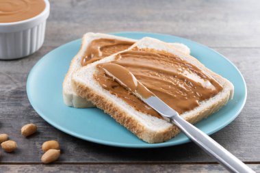 Tahta masada fıstık ezmeli tost.
