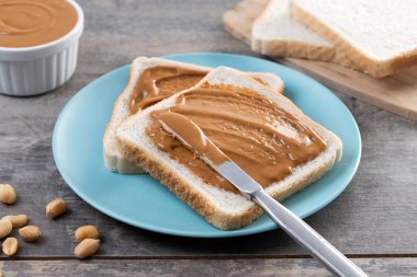 Tahta masada fıstık ezmeli tost.