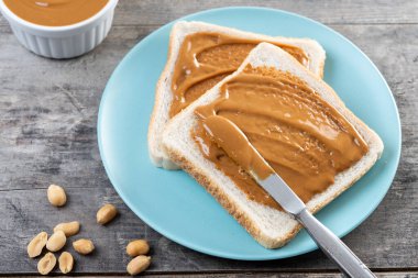 Tahta masada fıstık ezmeli tost.